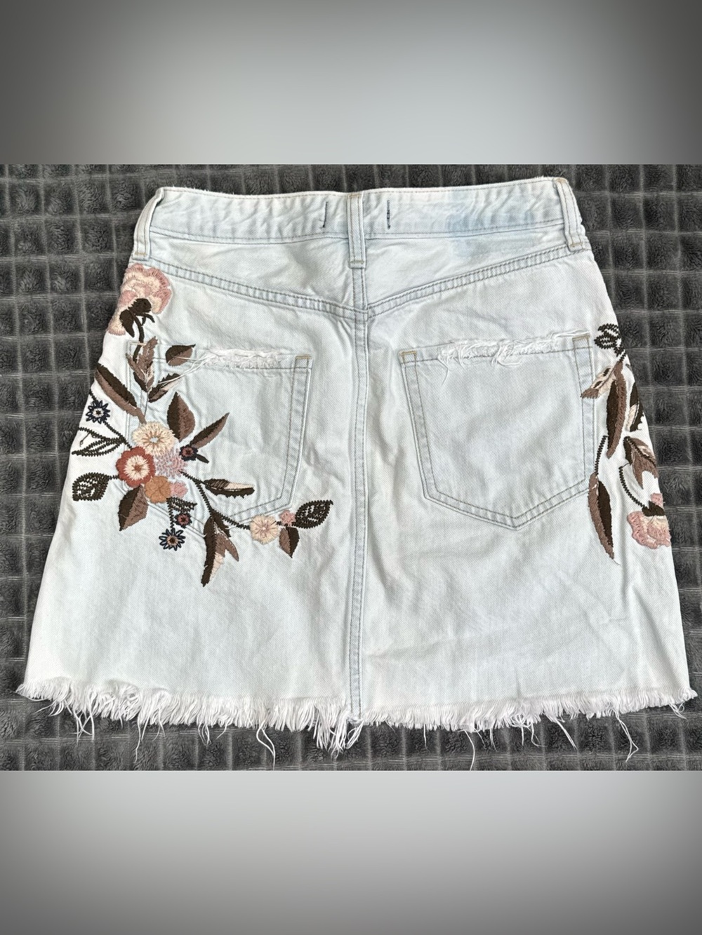 Abercrombie & Fitch 0 Embroidered White Denim Mini Skirt with Floral Detail (B7) - Picture 5 of 6